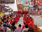 Novizen und Moenche vor dem Thangka