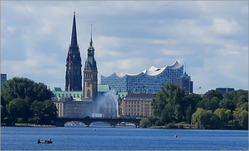 Hamburg: Sicht von der Au&szlig;enalster auf die Innenstadt